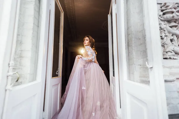 Wunderschöne Braut Modell Posiert Auf Balkon — Stockfoto