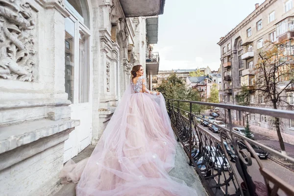 Wunderschöne Braut Modell Posiert Auf Balkon — Stockfoto