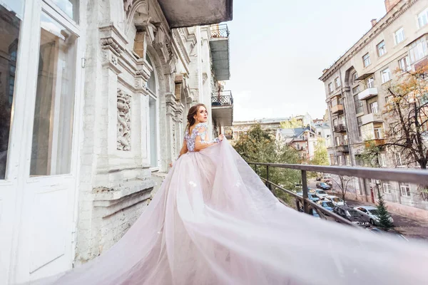 Splendida Sposa Modello Posa Sul Balcone — Foto Stock