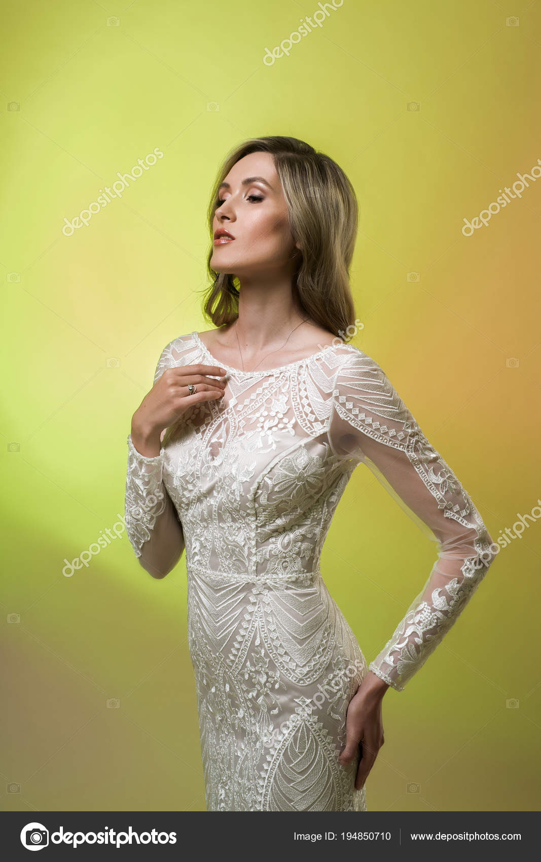 Belle Jeune Femme Robe Mariage élégant Qui Pose Studio