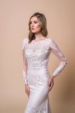 Studio poz zarif gelinlik giyen güzel genç kadın 