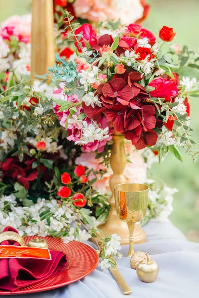 結婚式の装飾のための春花とブーケ — ストック写真