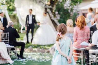yakın çekim fotoğraf genç şık çiftin düğün gününde elele