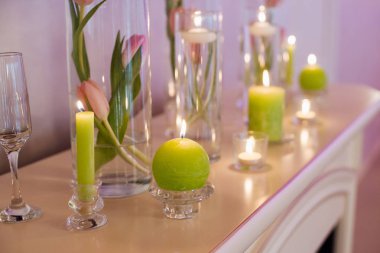 güzel düğün dekorasyon çiçekler ve masada yeşil mum yakın çekim fotoğraf