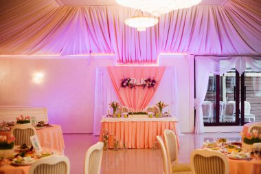 Düğün dekorasyon D ve K harflerle için güzel bahar çiçekleri