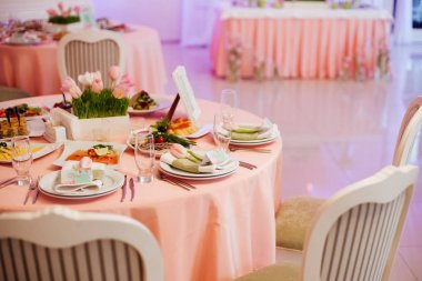 Tablo ayarı ile taze güzel Lale çiçek düğün için güzel dekorasyon