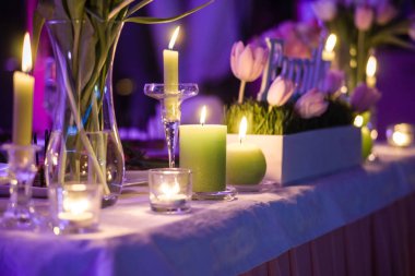 güzel düğün dekorasyon çiçekler ve masada yeşil mum yakın çekim fotoğraf