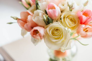 güzel düğün buket ile masaya bahar çiçek