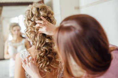 genç çekici gelin düğün günü için hazırlanıyor ışık odada düğün saç modeli ile fotoğraf