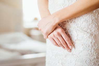 Beyaz gelinlikle güzel gelinin yakın çekim fotoğraf
