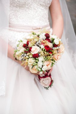 yakın çekim fotoğraf düğün çiçek buketi ile poz beyaz elbiseli güzel gelinin 
