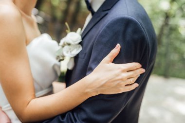 düğün günü sarılma genç şık çiftin yakın çekim fotoğraf