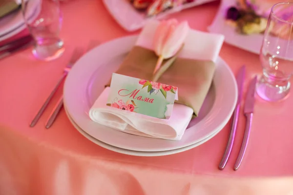 Schöne Tischdekoration Mit Frischer Tulpenblume Für Hochzeitsgesellschaft — Stockfoto
