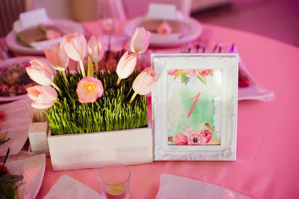 Foto Close Bela Decoração Casamento Com Flores Tulipa Velas Mesa — Fotografia de Stock