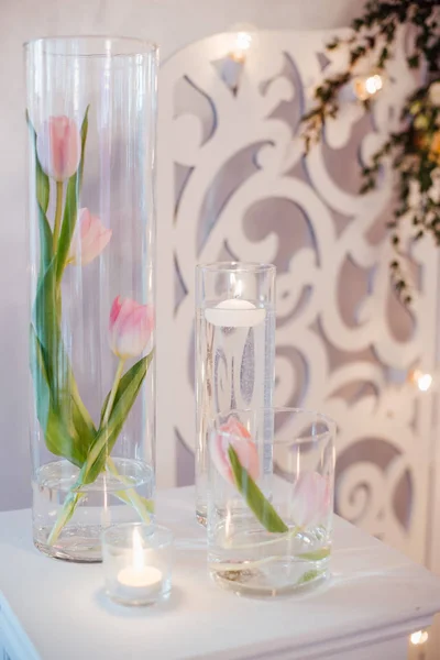 Detailní Foto Krásné Svatební Dekorace Květinami Růžový Tulipán Bílé Svíčky — Stock fotografie