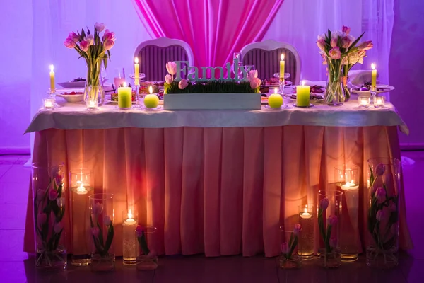 Nahaufnahme Von Wunderschöner Hochzeitsdekoration Mit Blumen Und Grünen Kerzen Auf — Stockfoto