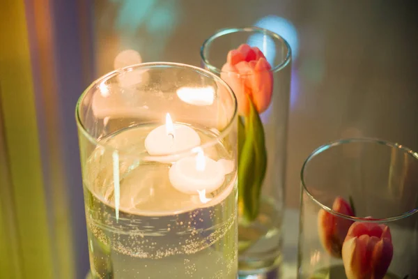 Nahaufnahme Von Wunderschöner Hochzeitsdekoration Mit Tulpenblumen Und Kerzen Auf Dem — Stockfoto