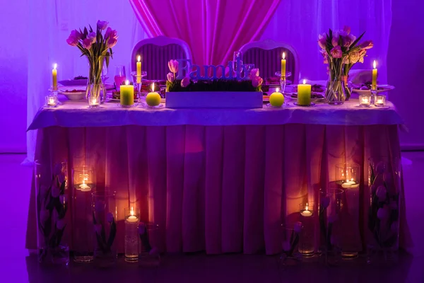 Foto Cerca Hermosa Decoración Boda Con Flores Velas Verdes Mesa — Foto de Stock