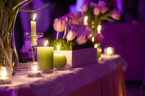 Foto Close Bela Decoração Casamento Com Flores Velas Verdes Mesa — Fotografia de Stock