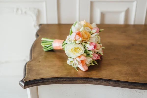 Lindo Buquê Casamento Com Flores Primavera Mesa — Fotografia de Stock