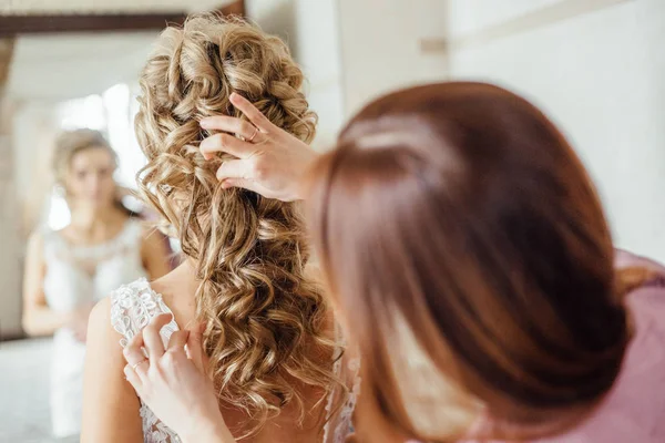 年轻迷人的新娘与婚礼发型的照片在光明室准备结婚日 — 图库照片