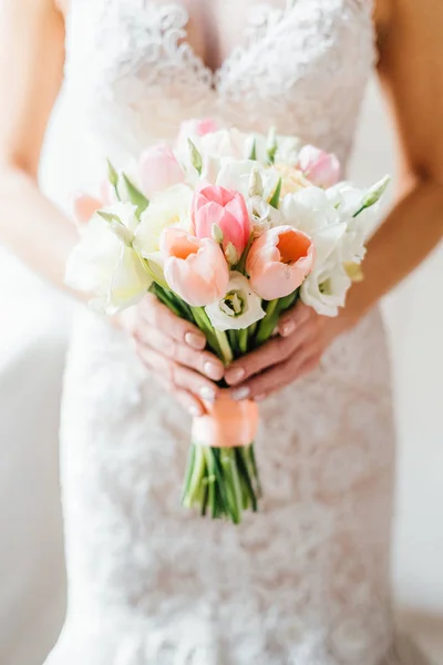 Close Photo Beautiful Bride White Dress Posing Wedding Tulip Flowers — Stock Photo, Image