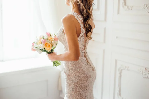 Nahaufnahme Foto Der Schönen Braut Weißen Kleid Posiert Mit Hochzeitsblumen — Stockfoto