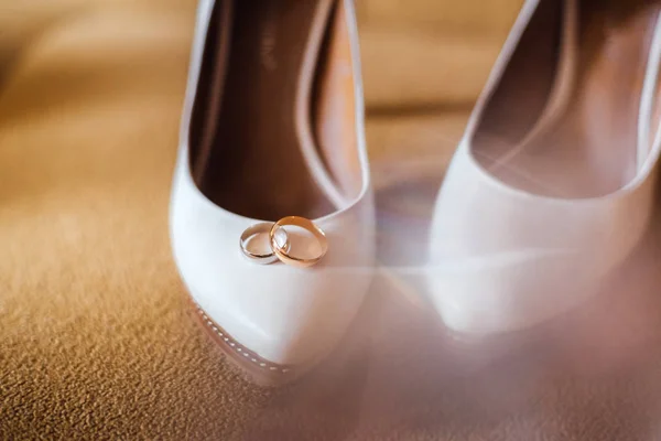 Belos Anéis Dourados Com Sapatos Chão Madeira Para Dia Casamento — Fotografia de Stock
