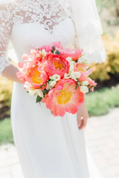 Foto Ravvicinata Bella Donna Abito Bianco Posa Con Fiori Nozze — Foto Stock