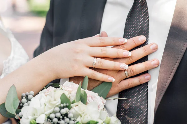 Foto Close Jovem Casal Elegante Mãos Dadas Com Anéis — Fotografia de Stock