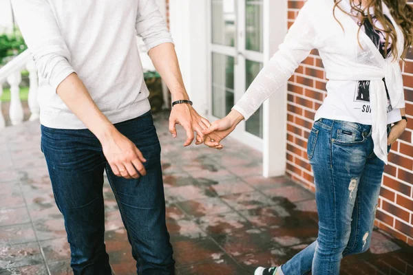 Primer Plano Foto Joven Pareja Elegante Cogidas Mano — Foto de Stock