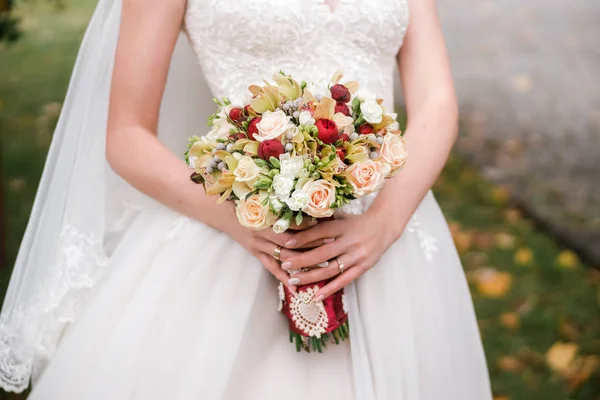 Close Photo Beautiful Bride White Dress Posing Wedding Flowers — Stock Photo, Image