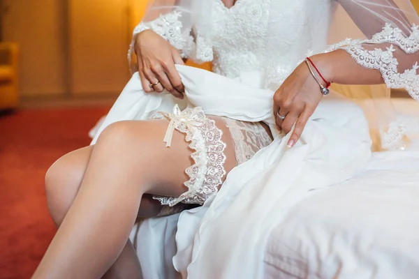 Foto Von Jungen Attraktiven Braut Weißen Brautkleid Zeigt Sexy Bein — Stockfoto