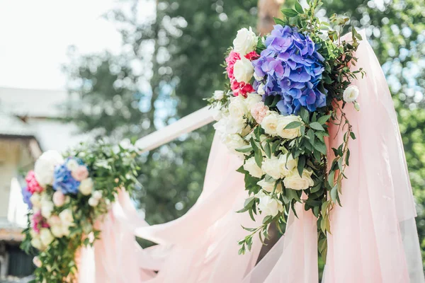 婚礼装饰桌上的鲜花 — 图库照片
