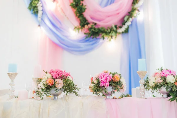 Frische Rosa Blumen Auf Dem Tisch Für Die Hochzeitsdekoration — Stockfoto