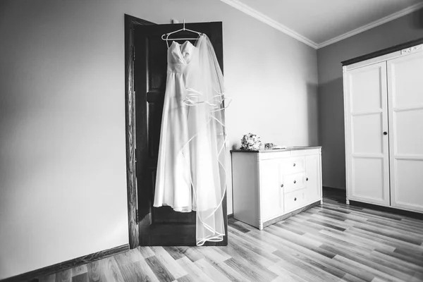 Belle Robe Mariée Bouquet Avec Des Fleurs Printemps Chambre Mariée — Photo