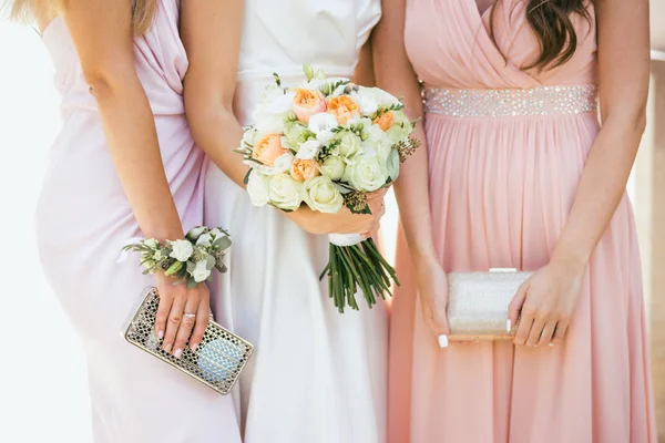 エレガントなドレスと結婚式の花ポーズでゴージャスな女性のクローズ アップ写真 — ストック写真