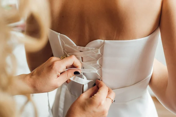 Zadní Pohled Foto Krásná Nevěsta Bílých Svatebních Šatech — Stock fotografie