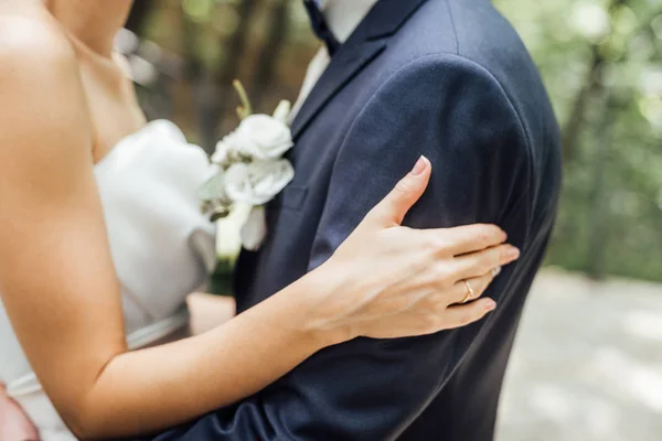 Foto Close Jovens Abraços Casal Elegante Dia Casamento — Fotografia de Stock