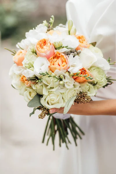 Detailní Foto Krásná Nevěsta Bílých Šatech Pózuje Svatební Kytice — Stock fotografie
