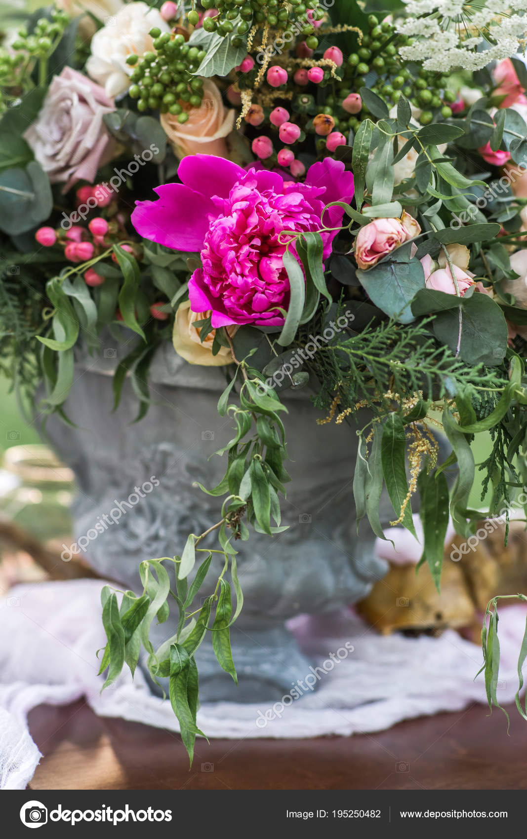 Bouquet Fleurs Printemps Sur Table Mariage Plein Air Avec
