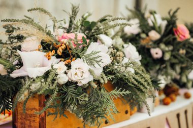 Düğün dekorasyon için masaya güzel bahar çiçek