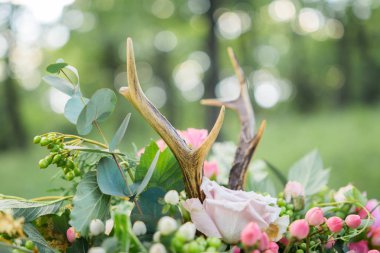 Düğün dekorasyon için güzel bahar çiçekleri
