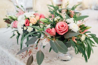 ile düğün masaya bahar çiçek buketleri