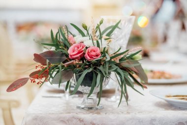 buket düğün masaya bahar çiçek ile