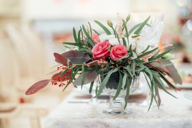 buket düğün masaya bahar çiçek ile