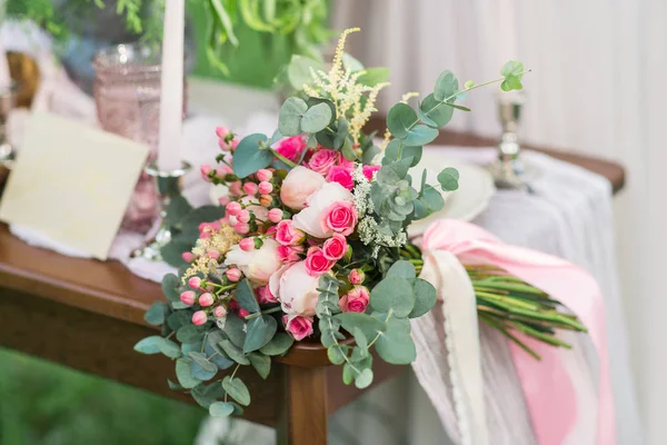 Belas Flores Primavera Mesa Para Decoração Casamento — Fotografia de Stock