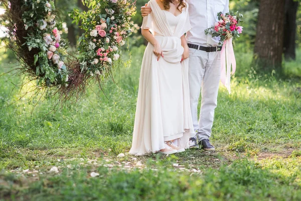 Foto Close Jovem Casal Elegante Segurando Buquê Flores Dia Casamento — Fotografia de Stock