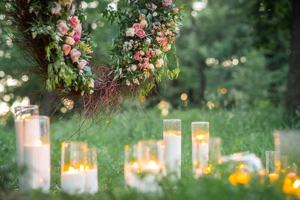 Крупним Планом Фото Красивого Весільного Прикраси Квітами Свічками Зеленій Траві — стокове фото