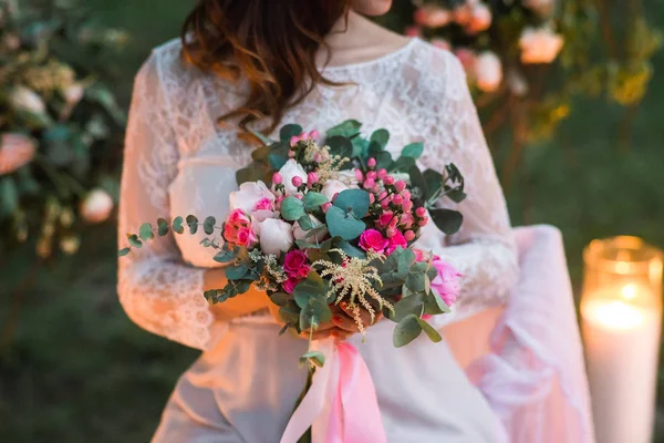 Makró Fotó Gyönyörű Menyasszony Fehér Ruhában Pózol Esküvői Virágok Csokor — Stock Fotó